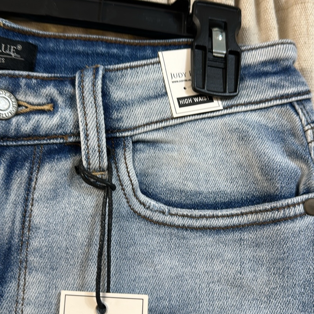 Judy Blue HW fray hem cut off dad shorts. Front rise 11” inseam 4.5” 15250 - Picture 3 of 7